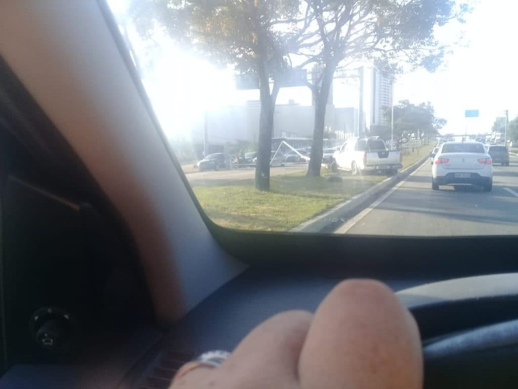 [FOTOS] Carro derruba poste na BR-101 em frente ao Natal Shopping