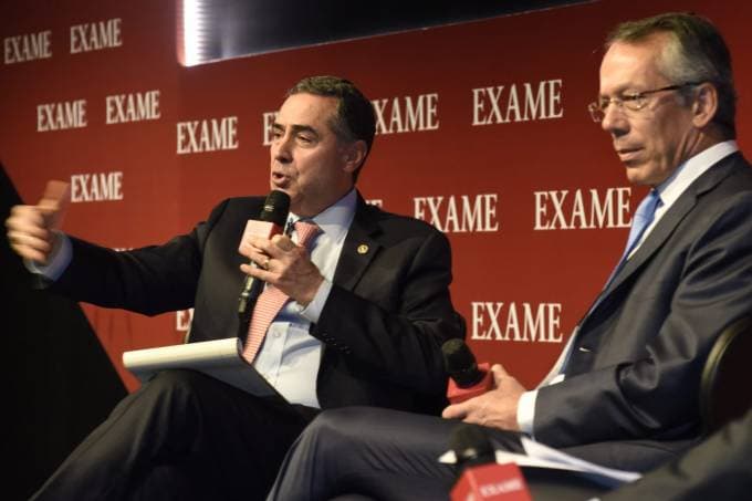 Precisamos nos livrar da ideia de que tudo depende do Estado, diz Barroso