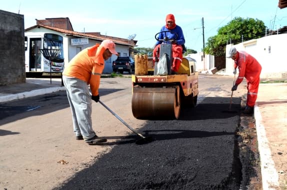 Avenidas Bernardo Vieira e Rio Branco recebem aplicação de asfalto nesta quarta-feira