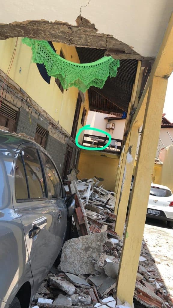 [FOTOS] Confira algumas das imagens da casa que parte do primeiro andar cedeu com jovens