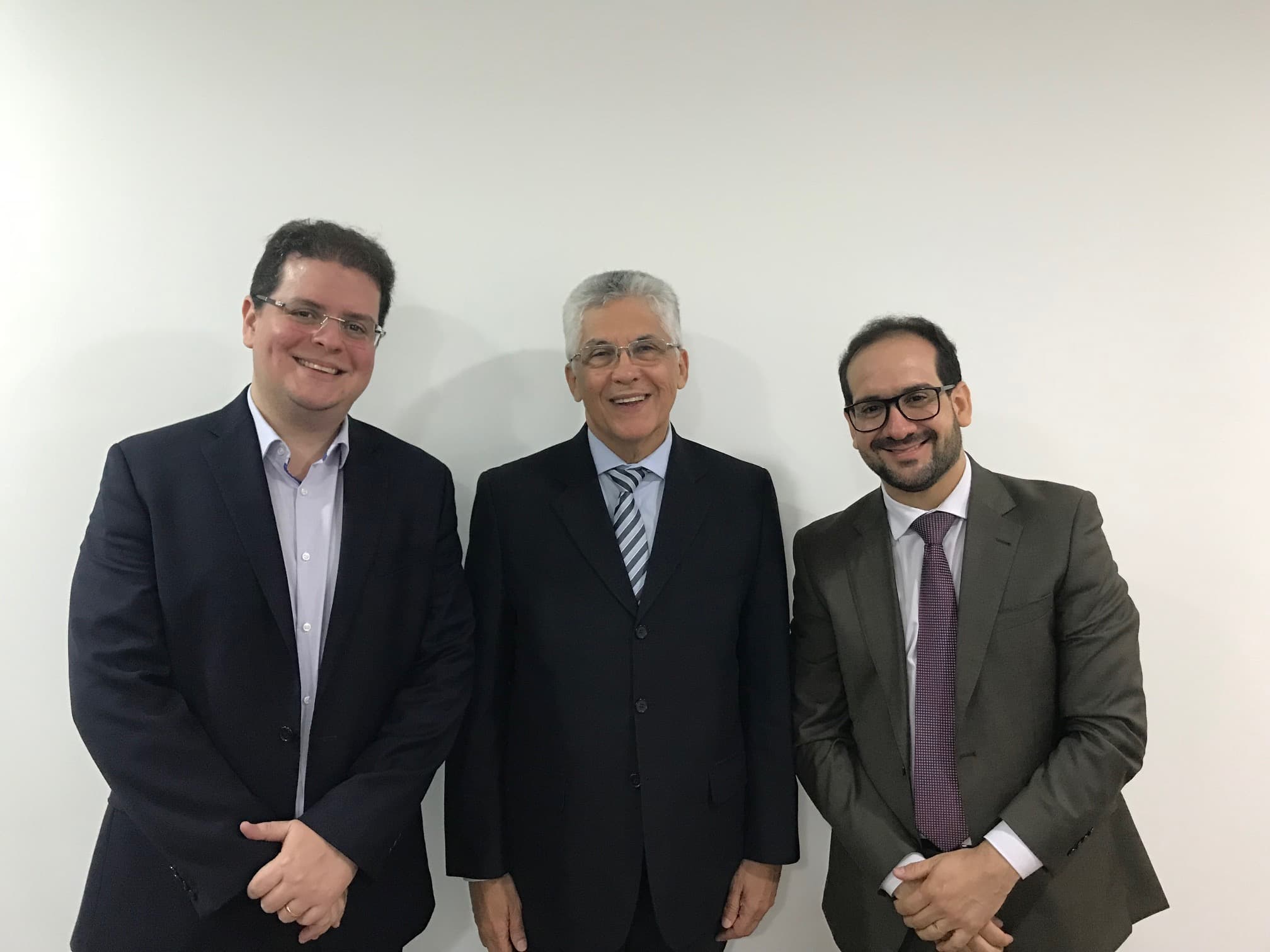 Aldo Medeiros recebe adesão e discute propostas com jovens advogados