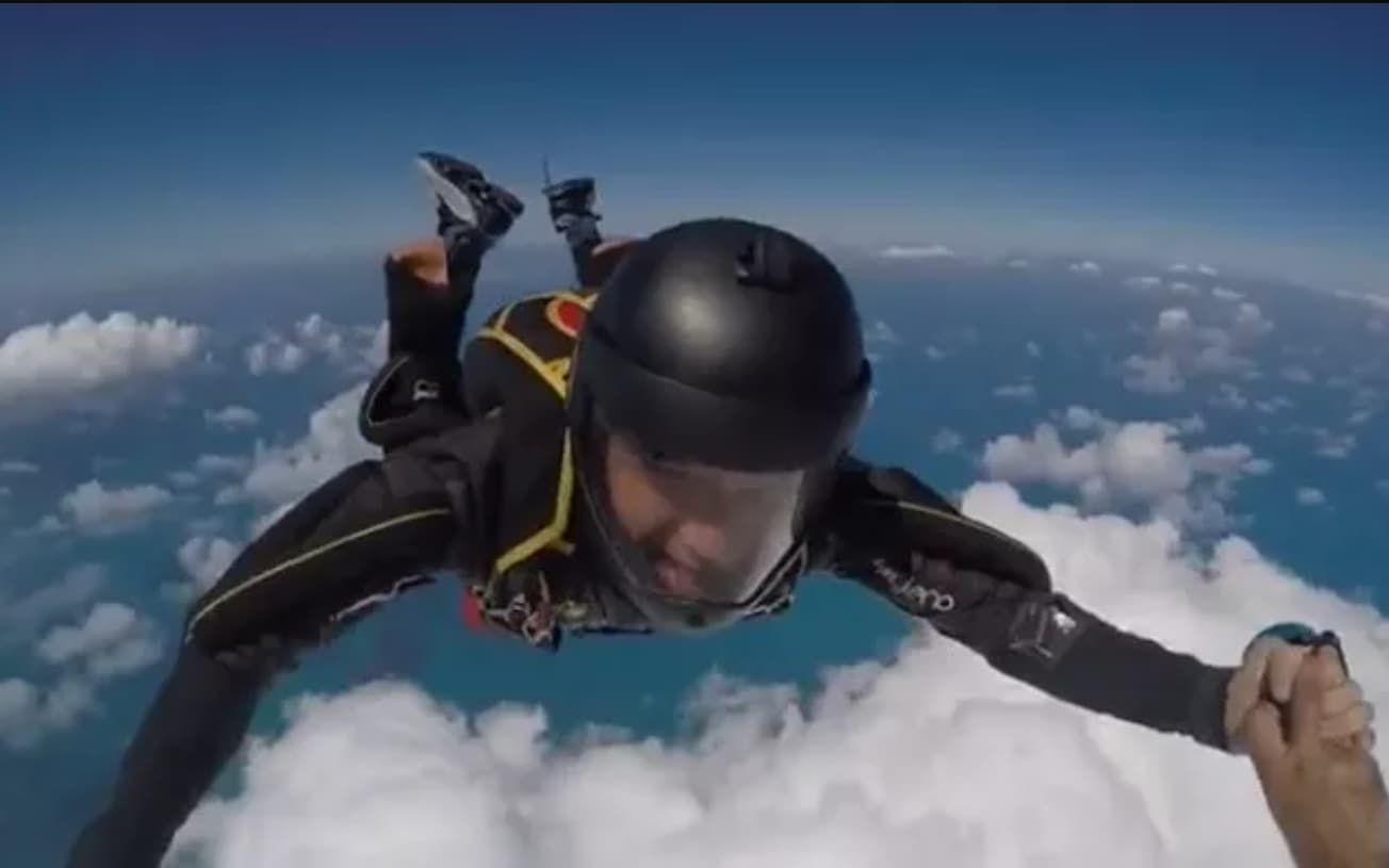 Cantor Waldonys passa por problemas durante salto de paraquedas, em Fortaleza