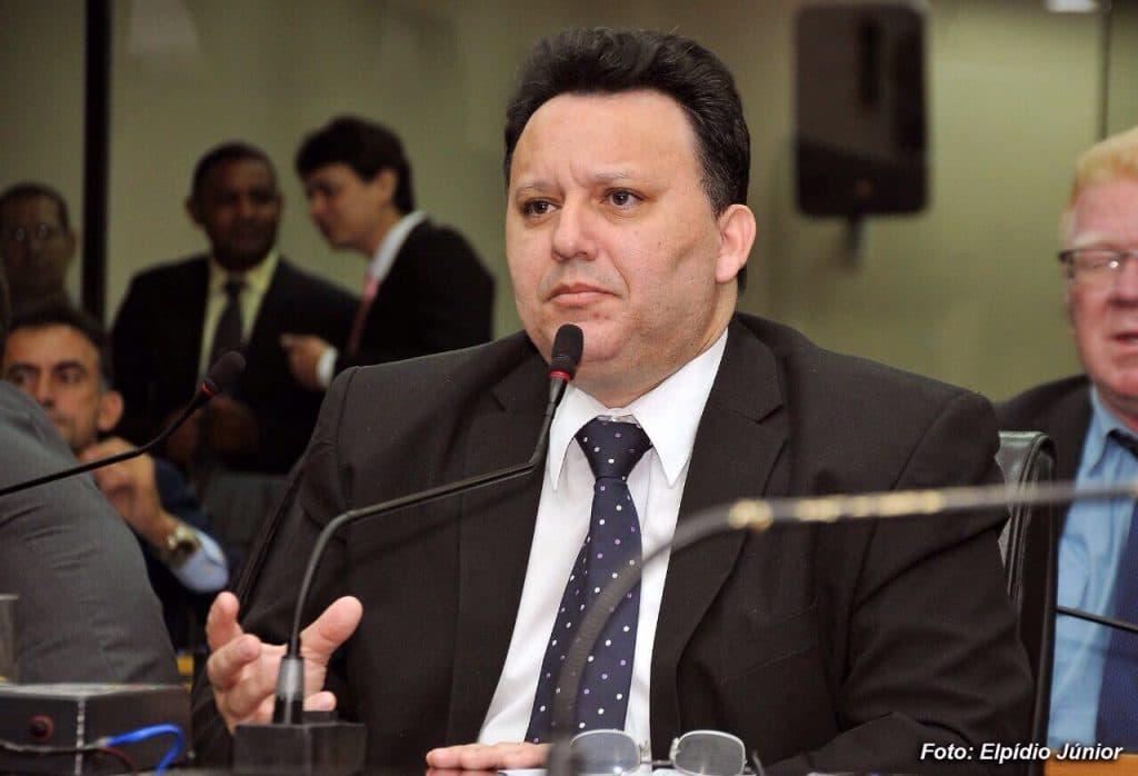 Cícero Martins não acredita que Bolsonaro apoie primo de Henrique Alves e taxa Carlos Eduardo de "resquício de oligarquia" e "parceiro do PT"