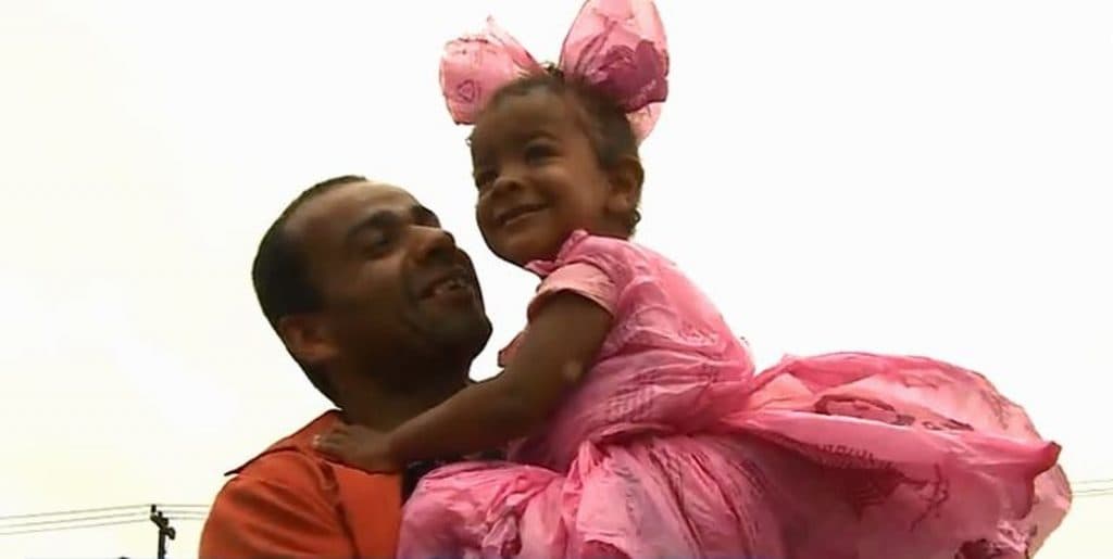 Sem dinheiro, pai usa sacolas de mercado e cria fantasia de princesa para filha ir a festa