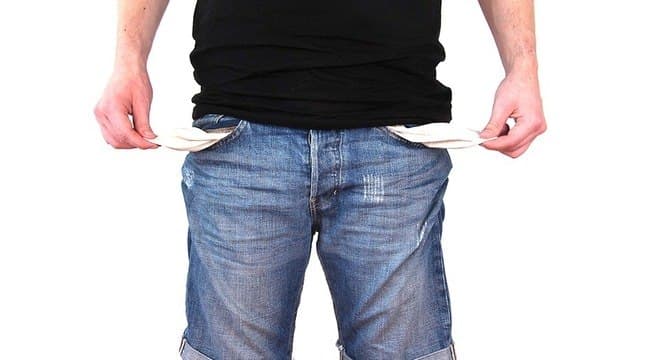 Pesquisa mostra que problema financeiro aumenta a ansiedade e potencializa vícios em álcool, comida e até compras