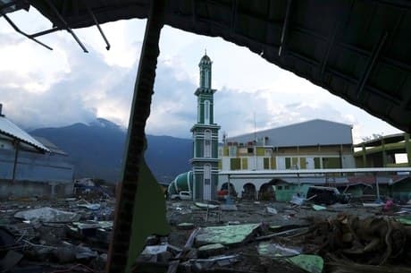 FOTOS: Número de mortos em tsunami na Indonésia ultrapassa 1.200