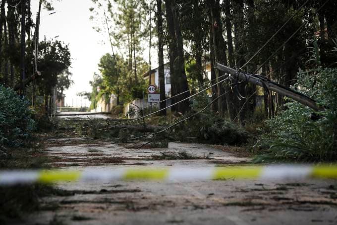 Cerca de 100.000 casas continuam sem energia em Portugal após tempestade tropical Leslie