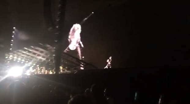 VÍDEO: Ex-líder do Pink Floyd, Roger Waters exibe #EleNão no telão em referência a Bolsonaro e é vaiado por multidão em show em São Paulo