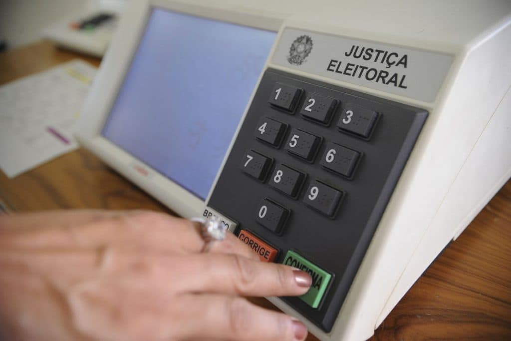 14 mil urnas eletrônicas vão virar cabides, cadeiras e para-choques