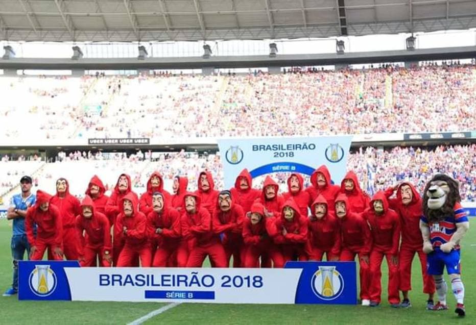 [FOTO] Jogadores do Fortaleza chegam no Castelão em clima de ‘La Casa de Papel'