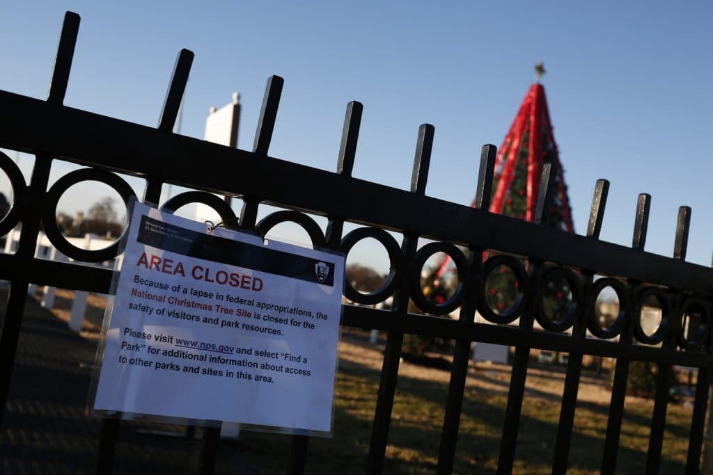 Paralisação do governo dos EUA apaga árvore de Natal de Washington