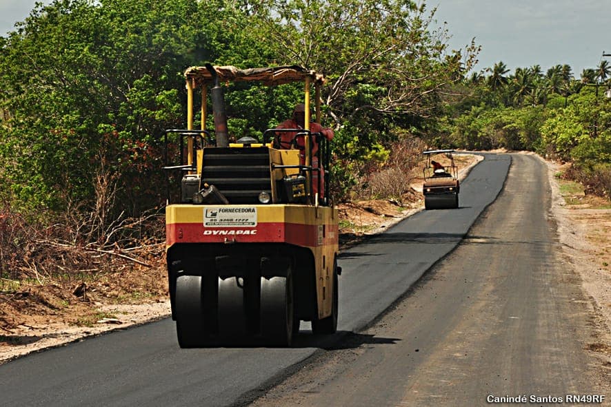Obras de recapeamento asfáltico da estrada que liga a BR-101 a Genipabu avançam em ritmo acelerado