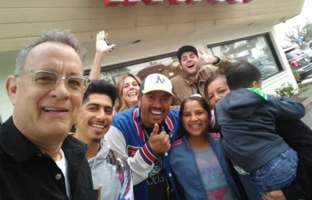 FOTOS: Tom Hanks vai a lanchonete e paga a refeição de todos os clientes; ator ainda tirou selfies com seus fãs e a equipe de funcionários do local