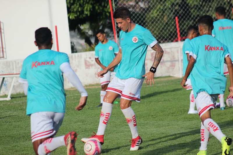 América abre terceira semana de pré-temporada; zagueiro analisa filosofia implantada por Luizinho Lopes