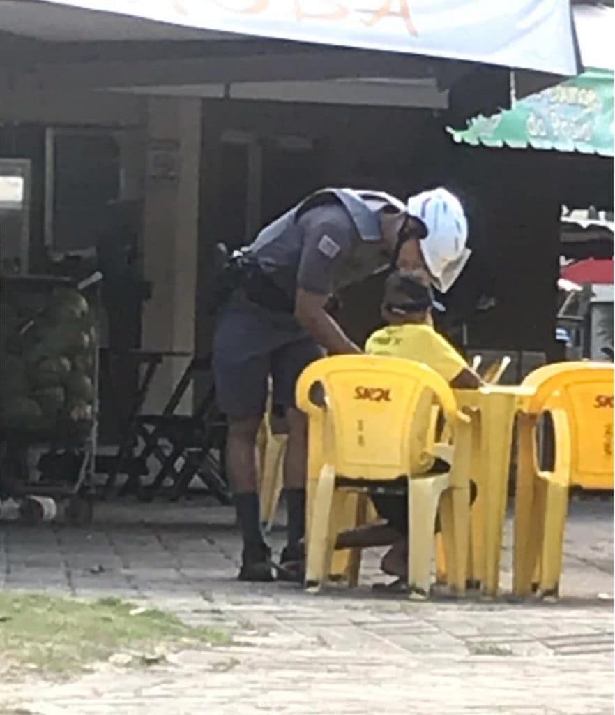 [FOTO] PM ajuda criança com fome em praia de SP e post viraliza