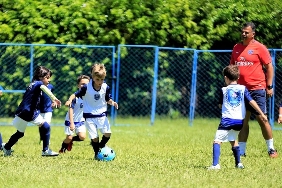 Escola de futebol do Paris Saint-Germain realiza seletiva para alunos em Natal