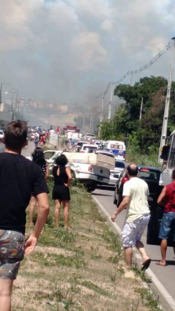 Incêndio em matagal às margens da Olavo Montenegro deixa trânsito lento