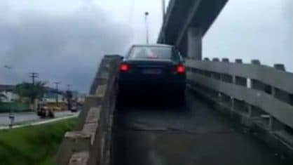 [FOTO] Motorista de 83 anos confunde passarela com viaduto e acaba multado