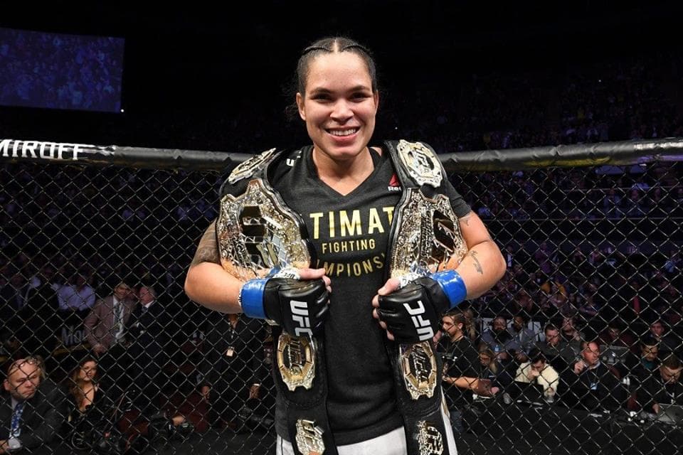 Amanda Nunes nocauteia Cyborg e vira 1ª mulher campeã de duas categorias no UFC