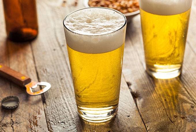 Cervejas produzidas no Brasil terão que informar no rótulo se contêm milho ou arroz