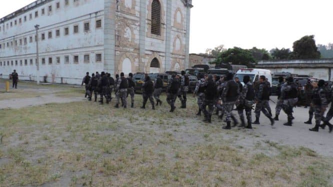 Agentes da Corregedoria da PM encontram euro, dólar, peso e iene com Pezão em vistoria na cadeia
