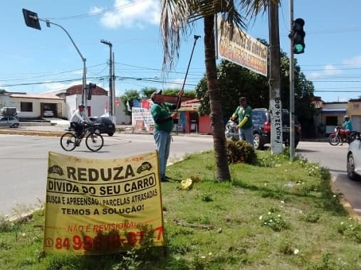 Semurb remove 120 faixas publicitárias irregulares na zona Norte de Natal