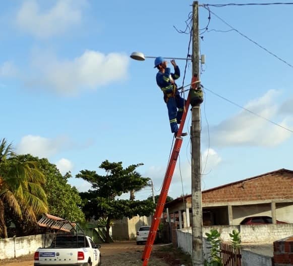 FOTOS: Prefeitura de Extremoz realiza melhorias na rede de iluminação pública nas praias de Barra do Rio e Graçandú