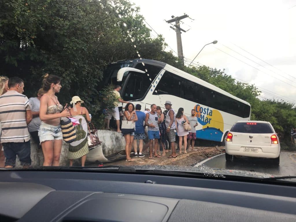 [FOTOS] Grave acidente entre ônibus e carro deixa um morto na entrada de Pipa
