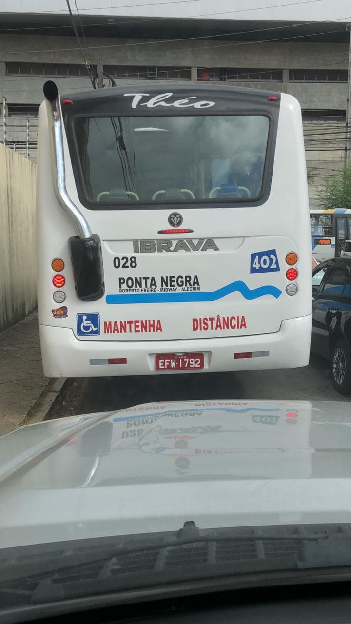 VÍDEO - O QUE FALTA? Motorista de ônibus corta caminho em rua congestionada por cima da calçada