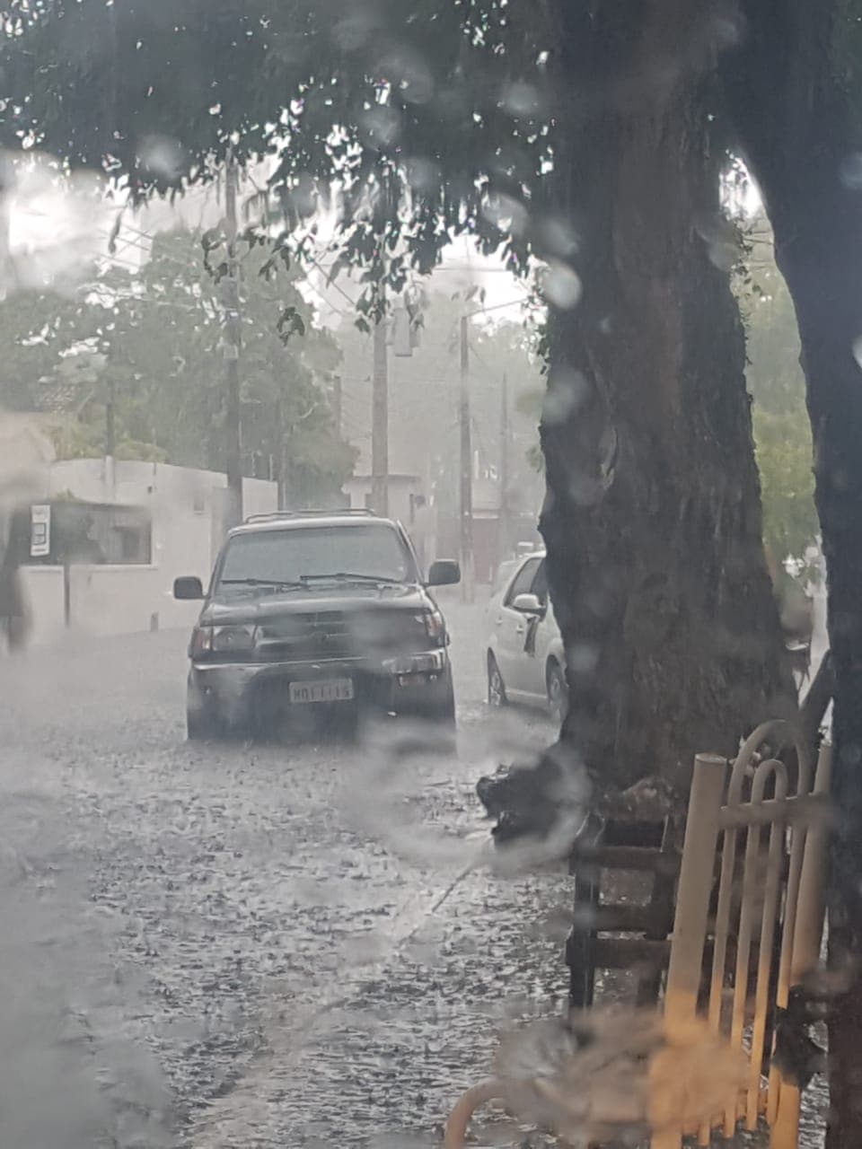 FOTOS: Chuvas, alagamento em Petrópolis, e caos com pedestres ilhados e carros quebrados
