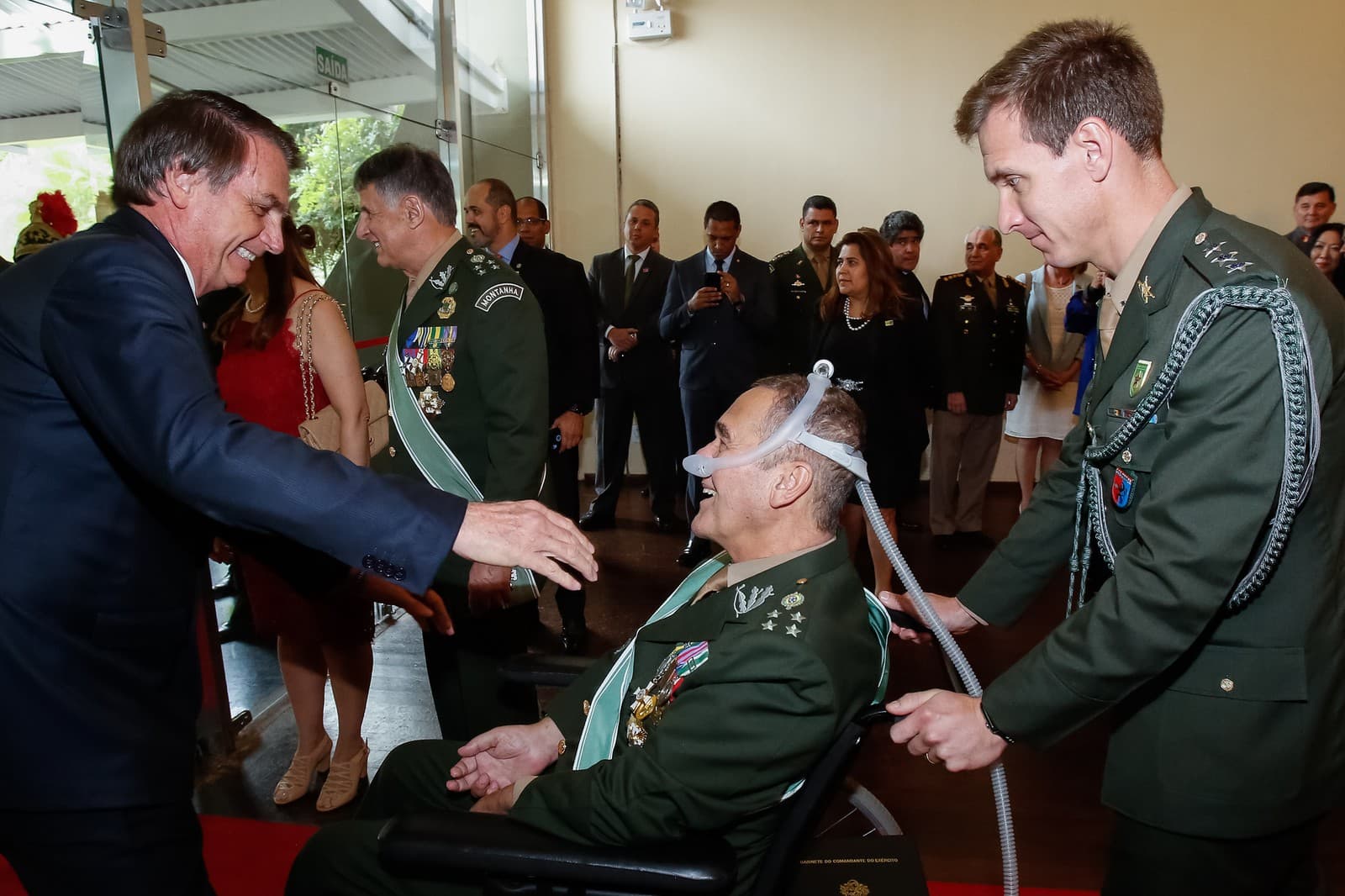 FOTOS: Em despedida do Exército na cerimônia de Troca de Comando, general Villas Bôas, debilitado, chora e é abraçado por Bolsonaro