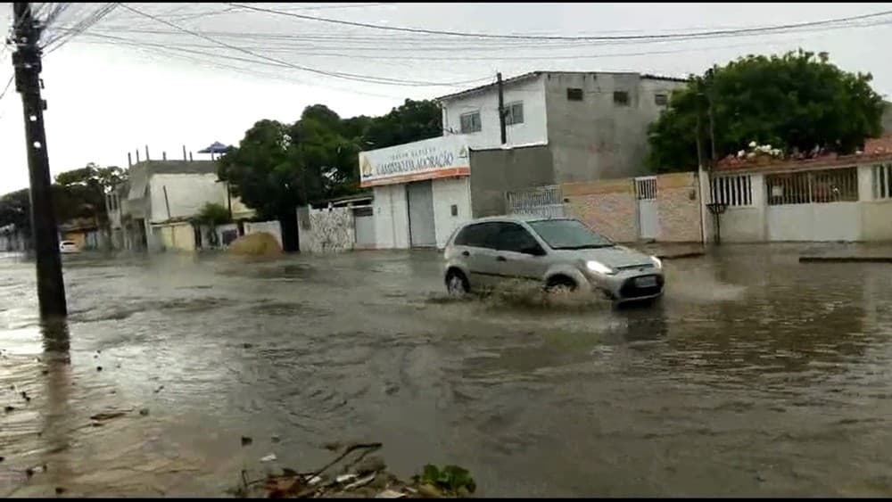 Fortes chuvas em Maceió e Grande Recife: relâmpagos, trovões, alagamentos e caos