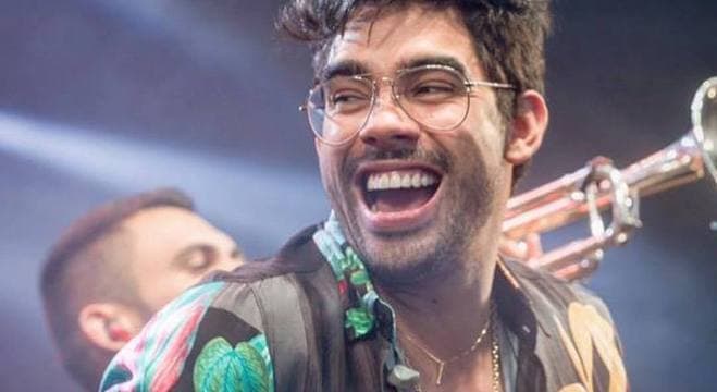 Gabriel Diniz troca ‘Jenifer do Tinder’ por musa de 82 anos em novo clipe