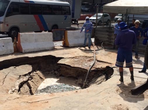 Tubulação da CAERN rompe e afeta túnel da Capitão Mor Gouveia