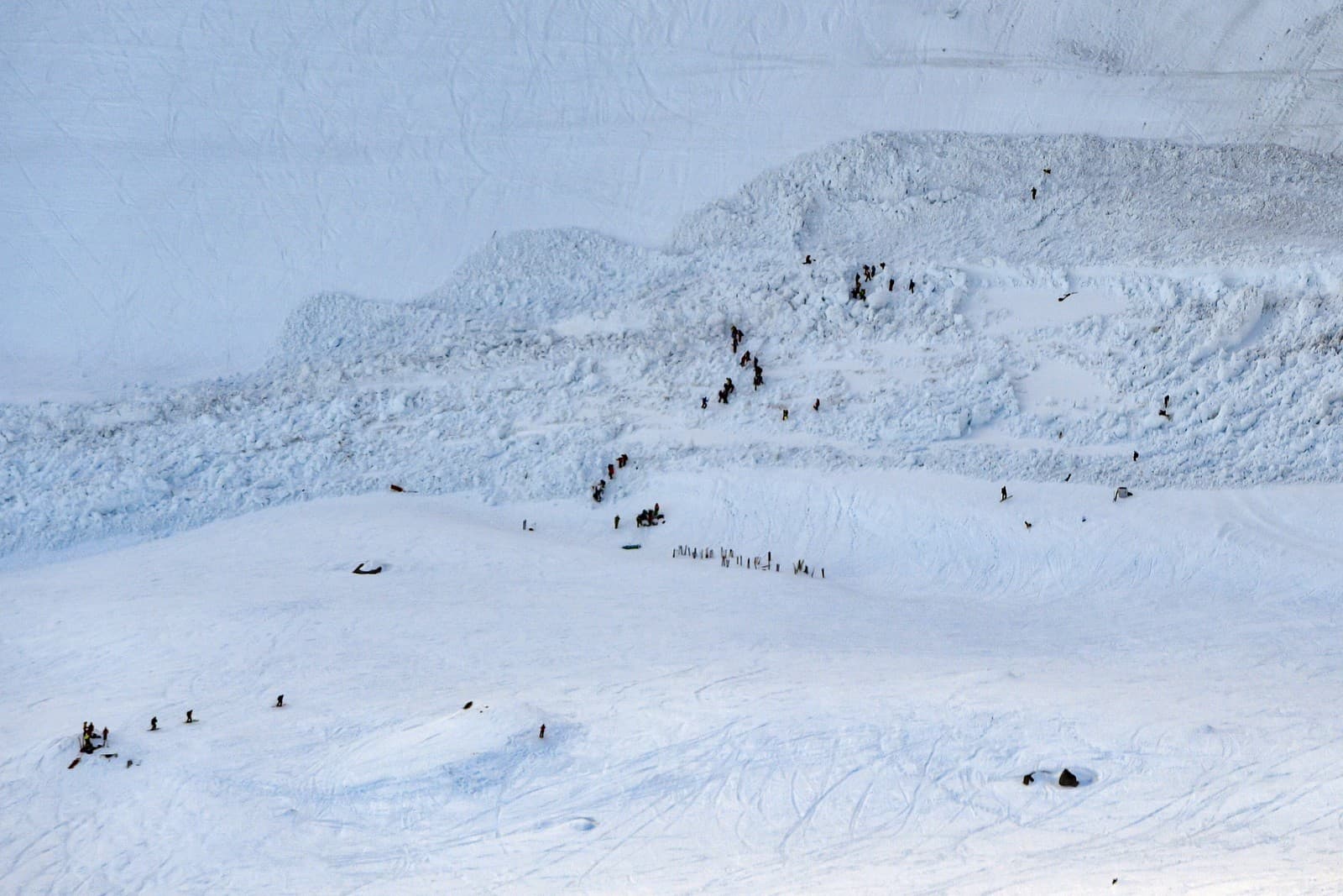 FOTOS: Avalanche em estação de esqui suíça deixa vários soterrados