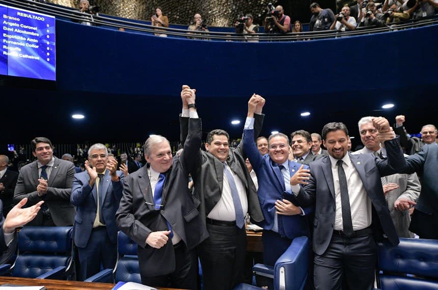 Mais conectados: senadores deixam importância de redes sociais clara já na estreia