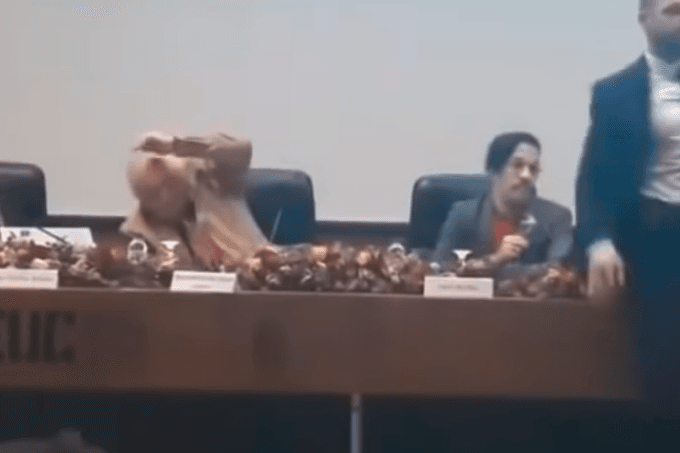 Manifestante tenta atingir Jean Wyllys com ovo durante evento em Portugal