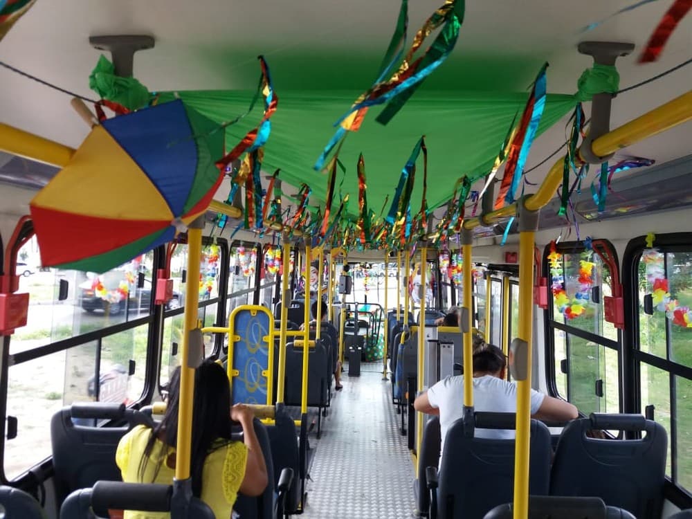 Decorado para o carnaval, ônibus anima passageiros do transporte público de Natal