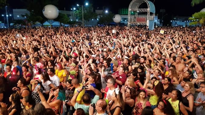 Domingo de Carnaval reúne multidões em vários pontos da capital