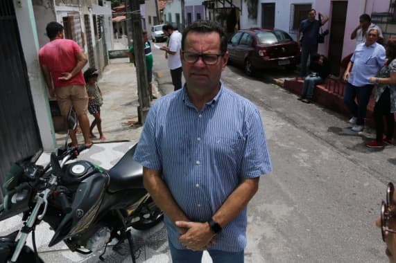 Prefeitura inicia demolição de imóveis com problemas de infraestrutura na comunidade do Jacó, na praia do Meio
