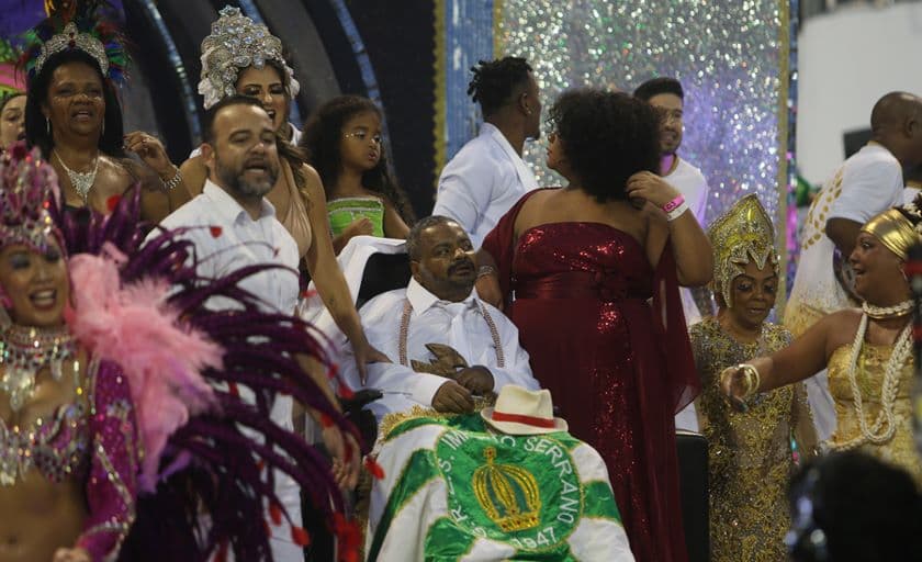 Homenageado em samba, Arlindo Cruz aparece de surpresa e desfila pela X-9 Paulistana