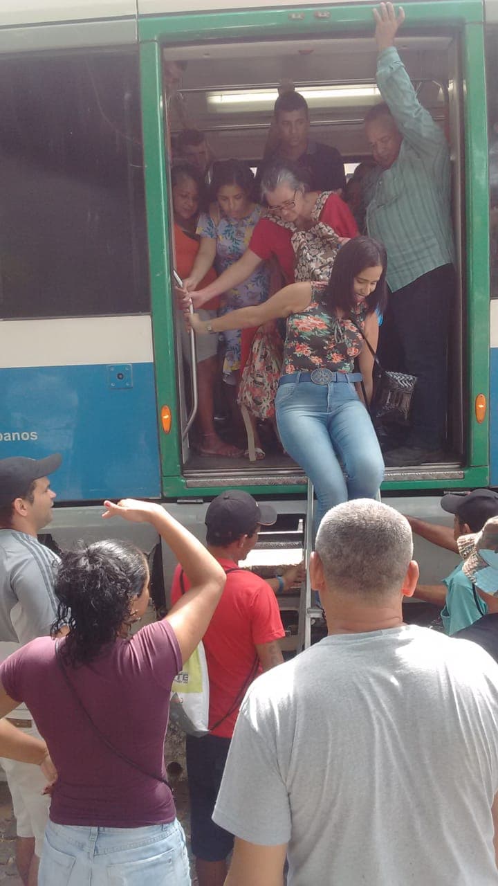 FOTOS: Acidente entre VLT e caminhão é registrado em Natal na tarde desta terça