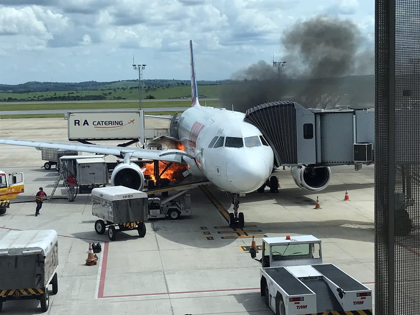 FOTOS: Fogo perto de avião causa susto no aeroporto de Confins