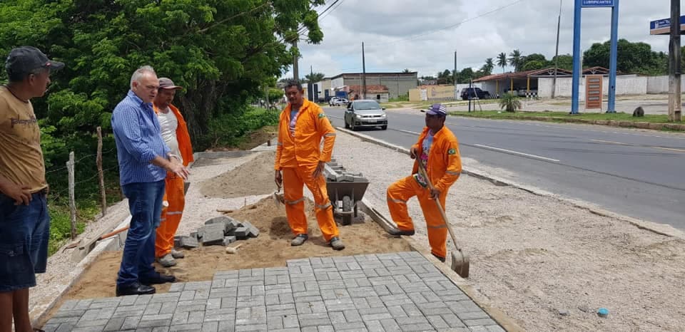 Prefeito Paulinho visita construção de novas paradas de ônibus na RN-160, em São Gonçalo do Amarante