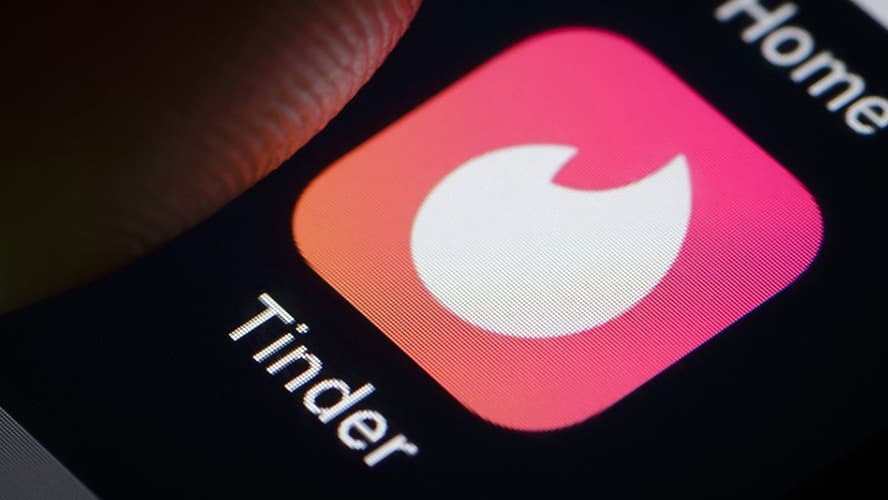 Tinder anuncia emojis com casais inter-raciais para promover diversidade
