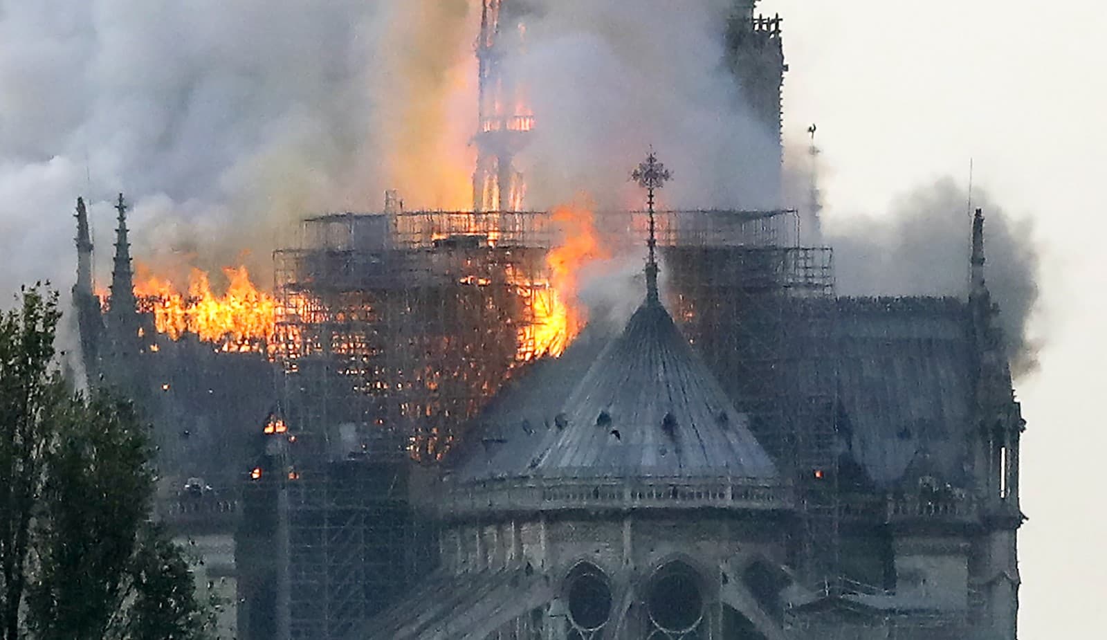 FOTOS E VÍDEOS: Incêndio consome a Catedral de Notre Dame, em Paris