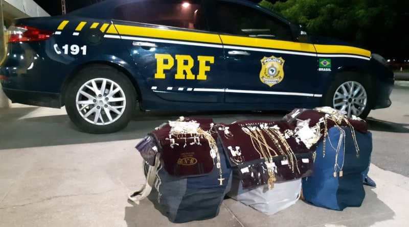 FOTO: PRF apreende semijoias avaliadas em 180 mil reais na BR 406 em Taipu/RN