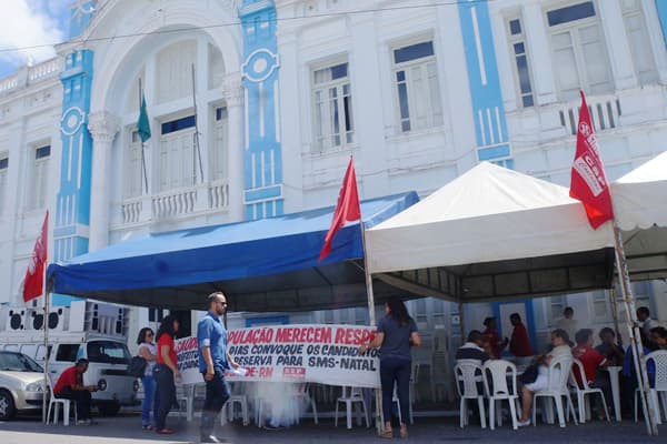 FOTO: Servidores da saúde realizam ato em frente à Prefeitura de Natal