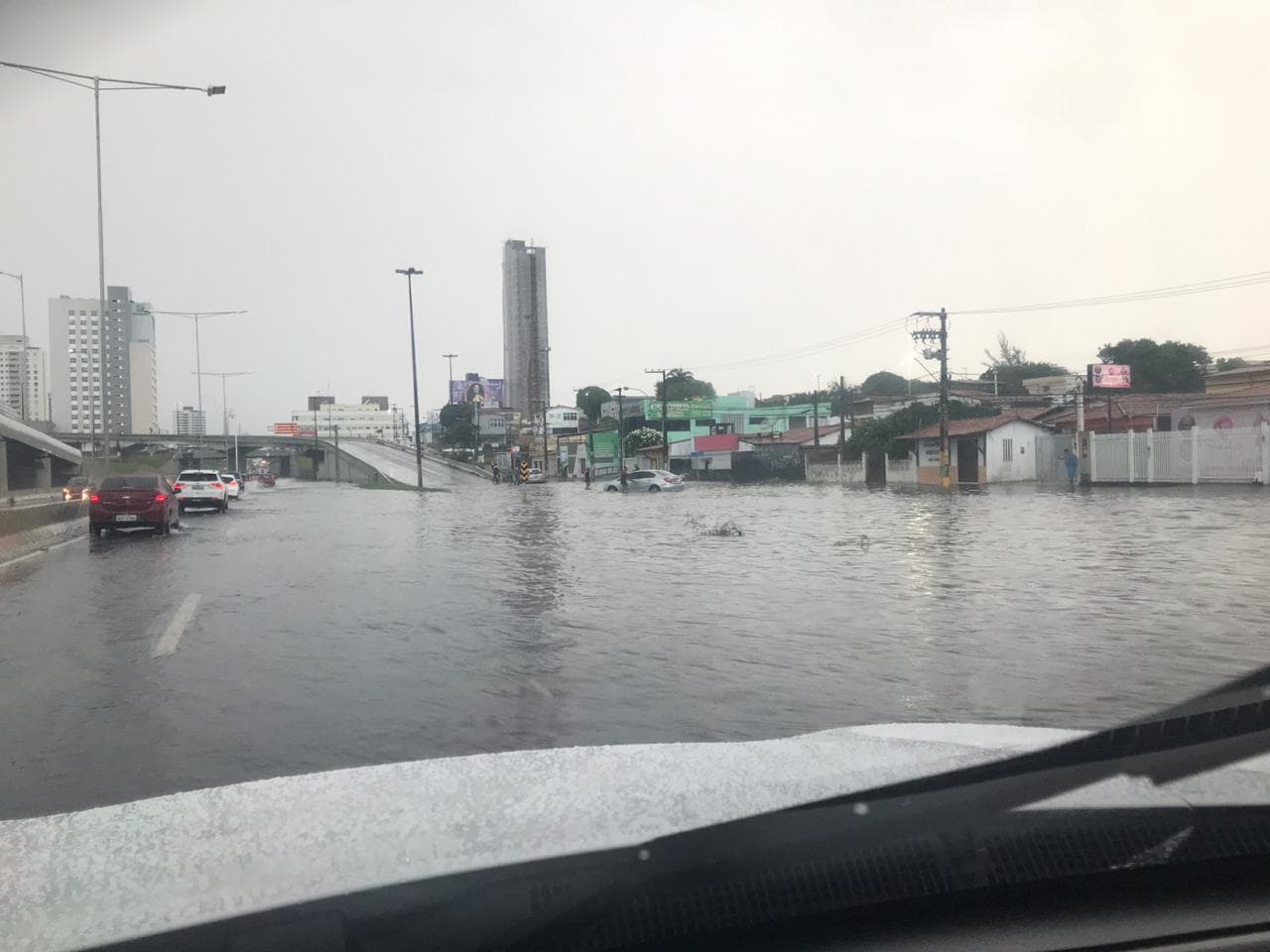 FOTO E VÍDEOS: Imediações da Arena das Dunas - entrada do viaduto do 4º Centenário/BR-101 com fortes pontos de alagamento