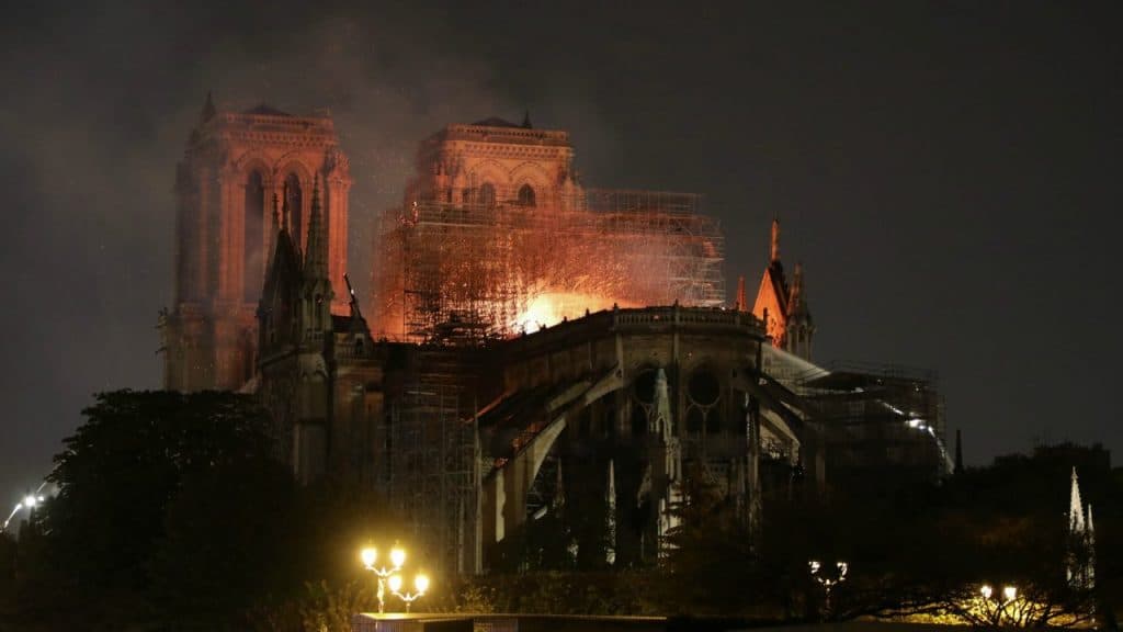 França vai criar fundo para reconstrução da Notre-Dame